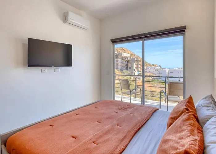 2 Bedroom Wake Up To Unique Views From Your Balcony Holiday home *